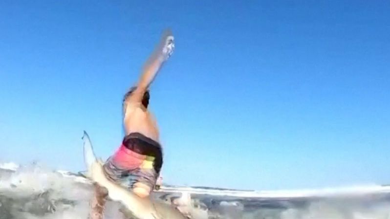Žralok shodil sedmiletého surfaře z prkna